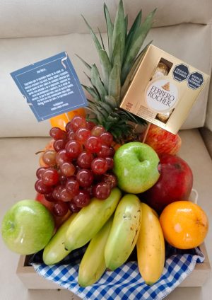 Canasta frutal mediana con chocolates ferrero